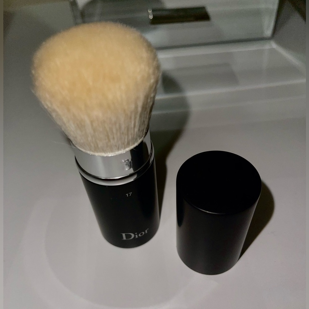 Dior retractable brush 17